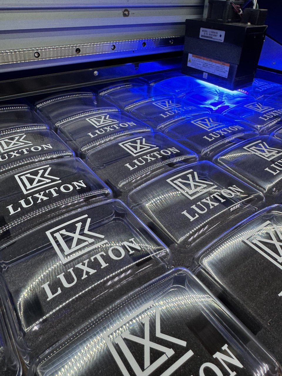 Серийная УФ-печать на пластиковых изделиях Luxtone