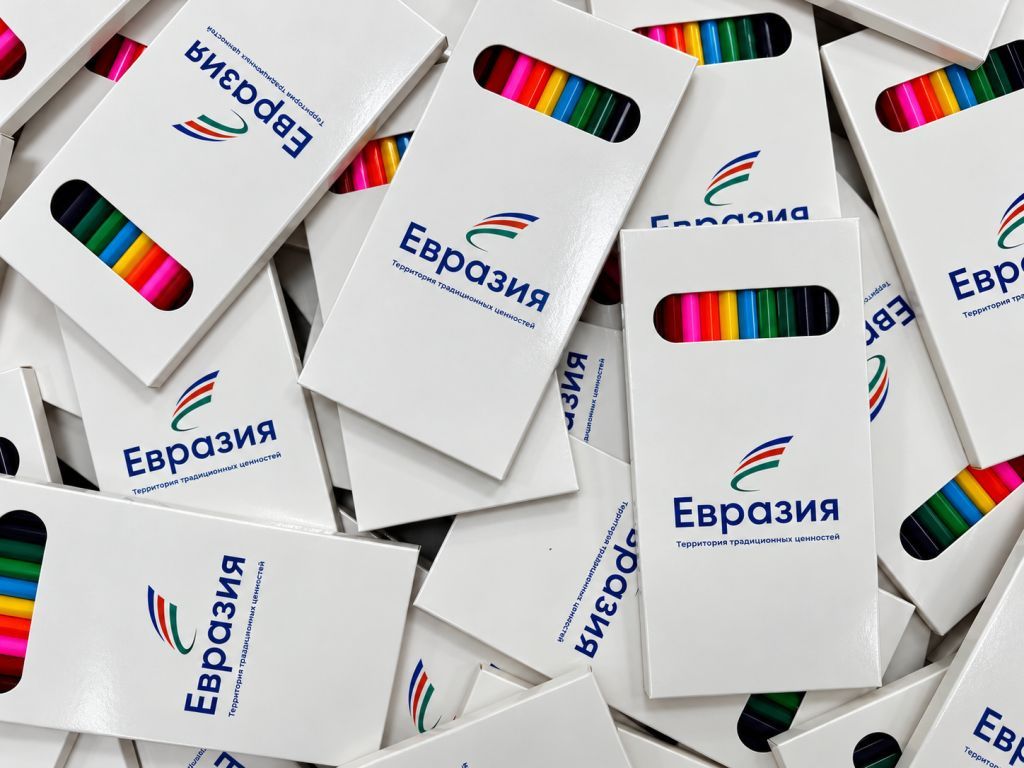 Брендированные коробки с наборами цветных карандашей после печати