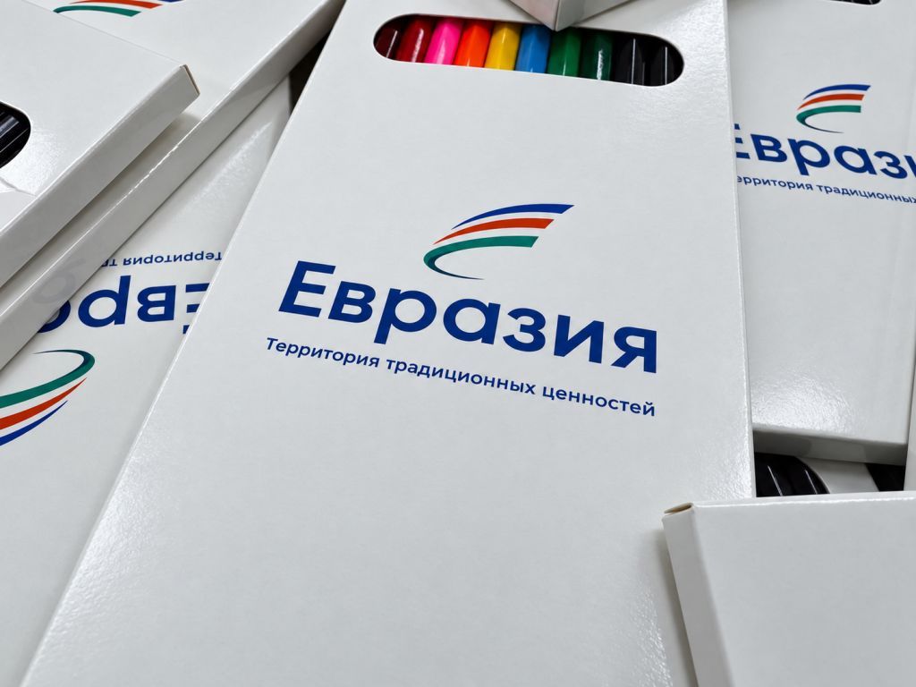 Крупный план полноцветного логотипа на готовой коробке с карандашами